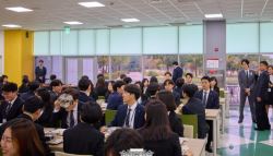 "李대통령 대체 어디에"…화제 모은 '대통령 드링킹 샷'	
