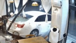 인천서 중식당 돌진한 차량…가속 페달 잘못 밟아