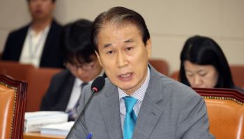 권오을 "기업 급여, 적법한 대가"…안규백 "방위병 연장, 병무행정 착오"