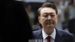 "尹, 재판 앉아있기 힘든 상태"…특검 "구인영장 발부해야"