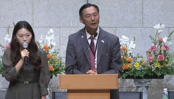 '부정선거론' 모스 탄, 교회 찾아 "발언 두려워 말라"..밖에선 "거짓 선동 중...