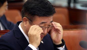 윤호중, 가족 자료제출 요구에 “사생활”…음주운전은 “사과”