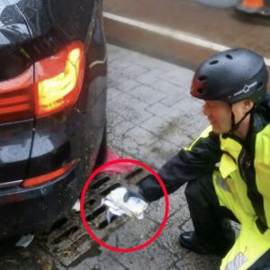 "비에 떠밀려 내려와"…폭우 속 540만 원 돈뭉치 '둥둥'