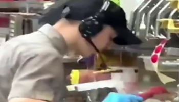 주변 살피더니 고객 버거에 ‘퉤’…말다툼 한 손님 '경악'