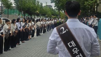 "저희를 선택해 주세요"…강남에 뜬 대기업 직원들, 무슨 일?