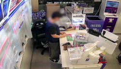 [단독]"손님와도 태연히"…매장 옮겨가며 도둑질한 편의점 알바 `구속`(영상)