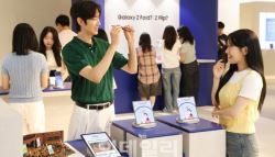 "남자는 뭐? 갤럭시" 우르르…갤Z폴드 대박 터졌다