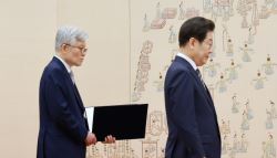 文, 고통의 원천 李, 민족의 축복...최동석, 유튜브 폭파했지만