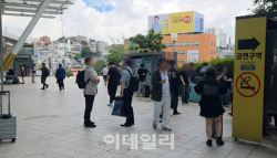 '금연구역' 안내판 아래 흡연자들..단속원 나서자 뭐야 적반하장`[르포]