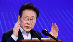 이빨 흔들려 말 안했다는 李대통령, 과거 文 임플란트 시술