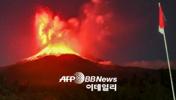 작년 9명 숨진 인니 화산 또 분화…당국, 반경 6km 접근 금지령
