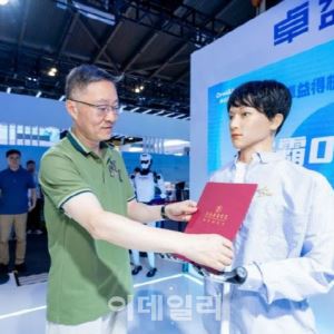 박사과정 입학한 中휴머노이드 로봇… "기술·예술 융합 연구"