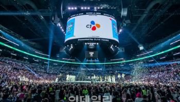 "8월 1일은 KCON의 날"…LA가 인정한 CJ ENM 케이팝 축제