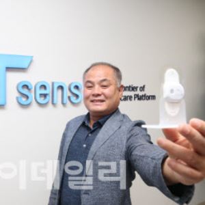 [작은 것이 강하다]정종욱 에이티센스 대표 "초소형 초경량 심전도 패치로 승부"⑥