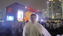 ‘돌돌이’ 하던 한동훈, 락 페스티벌서 포착…우비 입고 미소
