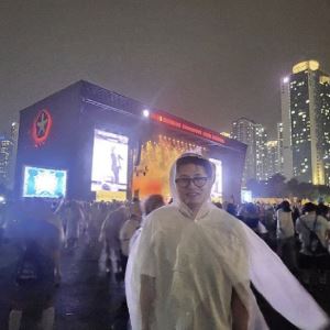 ‘돌돌이’ 하던 한동훈, 락 페스티벌서 포착…우비 입고 미소