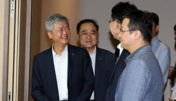 밝게 웃으며 대미 통상전략 라운드 테이블 입장하는 이인호 부회장-정철 원장