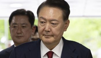 “尹 허리 안 좋아...순방마다 매트리스 싣고 다녀”
