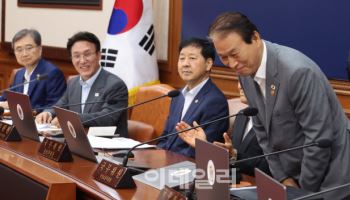 국무회의에서 인사하는 권오을 국가보훈부 장관