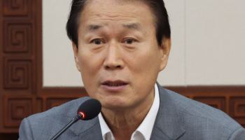 국무회의에서 발언하는 권오을 국가보훈부 장관