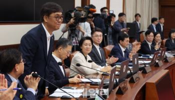 국무회의에서 인사하는 최휘영 문화체육관광부 장관