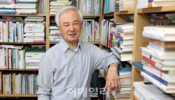 "141번째 책은 시집…내년 팔순, 죽기 전가지 150권 내야죠"①