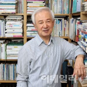 "141번째 책은 시집…내년 팔순, 죽기 전가지 150권 내야죠"①