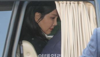 특검, 김건희 질문만 100쪽…직접 연결고리 캔다