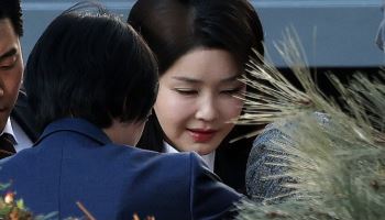 김건희 여사, 오전 9시 30분께 자택서 특검 출발