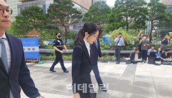 김건희 여사, 특검 도착…영부인 첫 공개소환