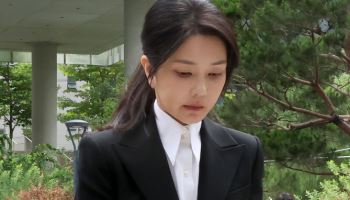 고개 숙이고 특검 향하는 김건희 여사