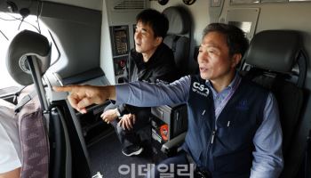 제2활주로에서 안전성 점검하는 이학재 사장