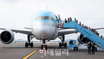 항공기 탑승해 제2활주로 점검