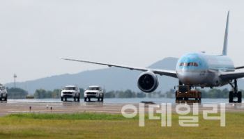 항공기 인천국제공항 제2활주로에 진입