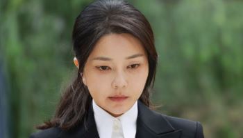 '디올' 대신 '에코백'…특검 출석한 김건희 가방 얼마길래