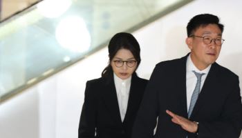 특검 조사 마치고 변호사 뒤에서 이동하는 김건희 여사