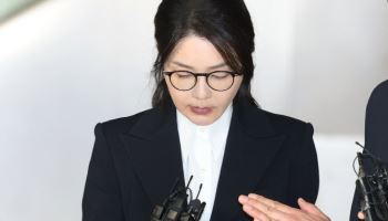 조사 마친 김건희 여사, 고개 숙인 채 귀가