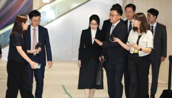 '묵묵부답' 김건희 여사, 조사 마치고 귀가