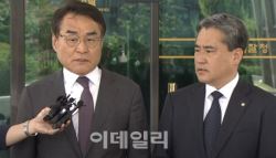 윤측 "팔다리 잡고 영장 강제집행…반드시 법적책임 묻겠다"