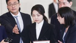 "목걸이 받은 김건희, 다이아 '커서' 놀라워했다"…문자 확보	