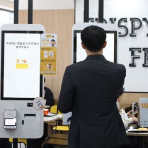"뒷사람 눈치보여" 키오스크 우리도 쓰고 싶은데…