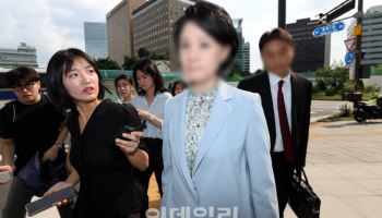 '김건희 청탁 의혹' 통일교 총재 비서실장, 특검 출석…묵묵부답