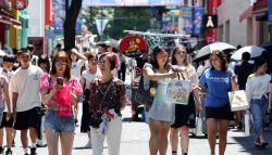 “단체 관광객만?”vs“한국 갈래”…中 무비자 빗장 풀었더니