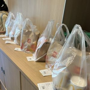 '포켓몬 카드'만 쏙...햄버거 통째로 버린 日되팔이