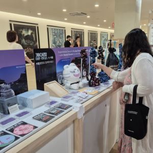 서울관광재단 "케데헌 배경 서울 명소, 굿즈로 만나요"
