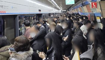 '출근길만 2시간'…서울 외곽 사는 직장인 月 200만 원 손해?