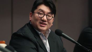 경찰, ‘사기적 부정거래’ 방시혁 수사 중…‘李 명예훼손’ 모스 탄도 입건