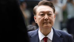 尹 "실명 위기" 호소…서울대 안과 예약 취소, 왜?