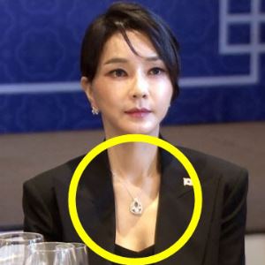 “50대인데 30대같은 멋쟁이 줄 것” 반클 목걸이 사며 한 말