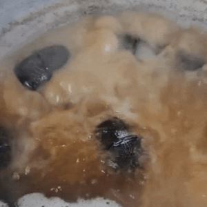 “마이크를 끓는 솥에?”… 노래방 사장님의 소독법 ‘갑론을박’